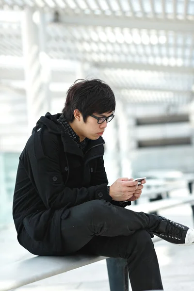 Homem mensagens de texto no telefone celular — Fotografia de Stock