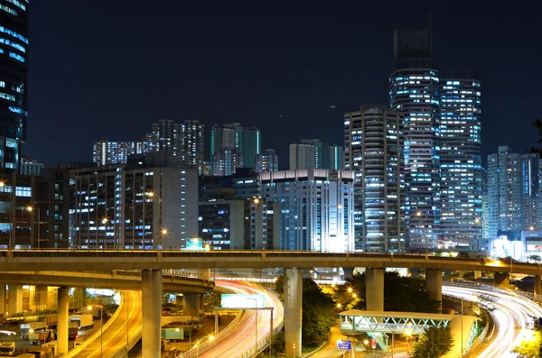 Moderne stad 's nachts — Stockfoto