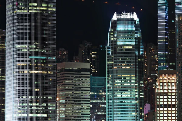 Obchodní budovy v noci v hong Kongu — Stock fotografie