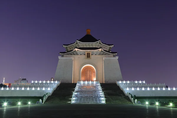 Мемориальный зал Чан Кайши ночью — стоковое фото