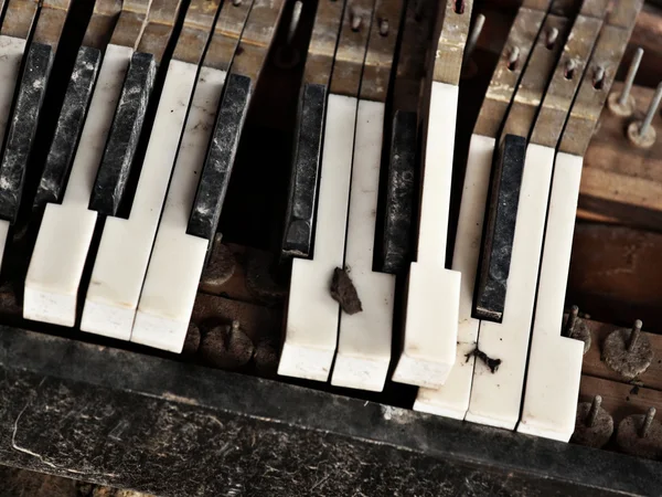 Gebroken piano — Stockfoto