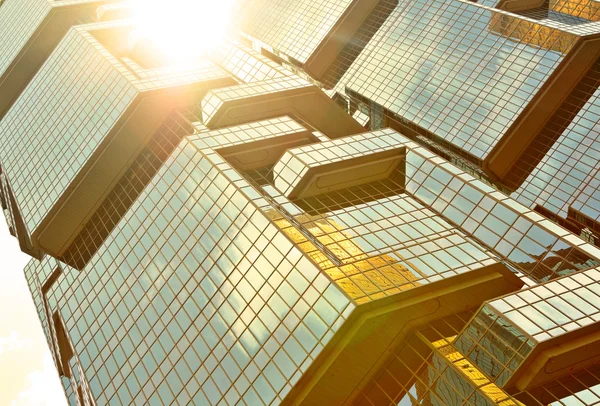 与太阳刺眼的摩天大楼 — 图库照片