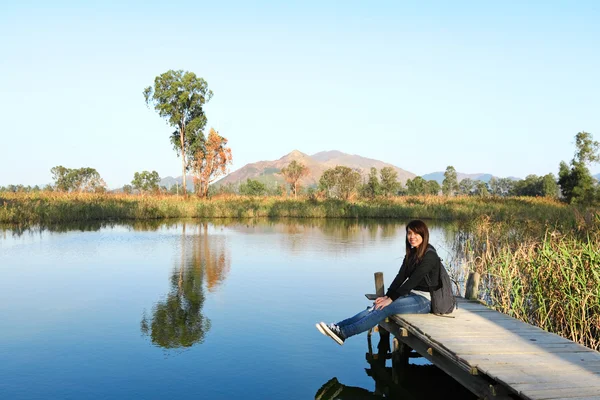 Chica en muelle en el lago —  Fotos de Stock