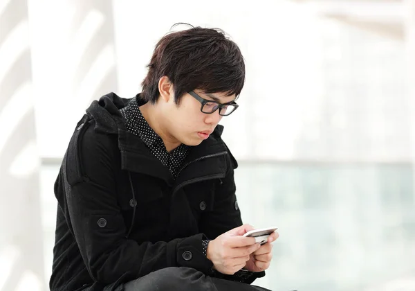 Hombre sms en el teléfono celular — Foto de Stock