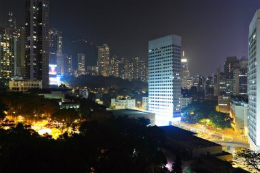 Gece vakti Hong Kong şehir merkezinde.