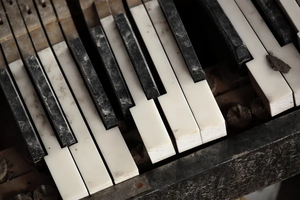 Rikkoutuneet vanhat pianoavaimet — kuvapankkivalokuva