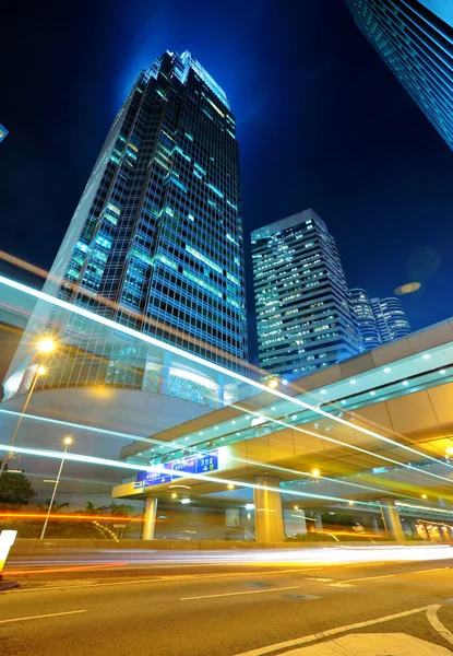 Licht paden op de modern gebouw achtergrond — Stockfoto