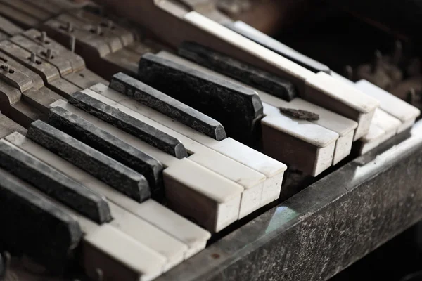Gebroken piano toetsen — Stockfoto