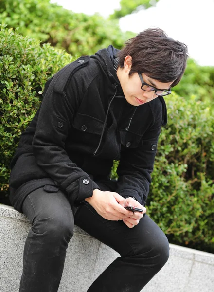 Mann schreibt SMS auf Handy — Stockfoto