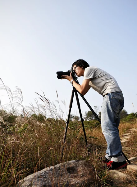 野生で写真を撮影するカメラマン — ストック写真
