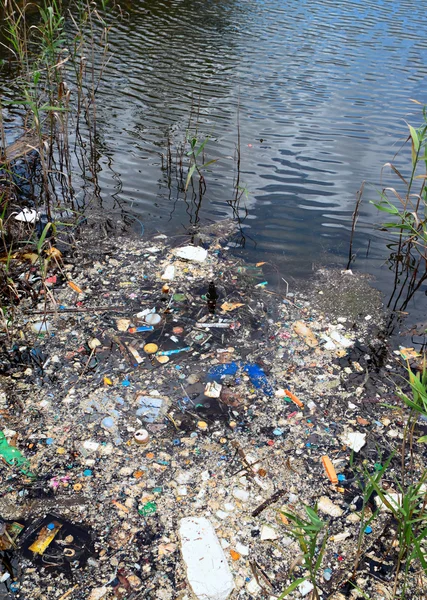 Wasserverschmutzung im Fluss — Stockfoto
