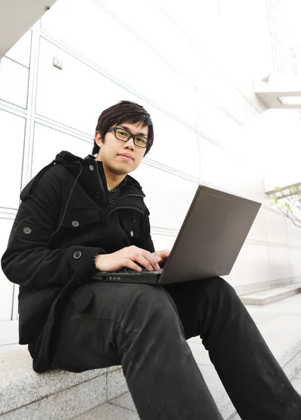Homem usando computador ao ar livre — Fotografia de Stock