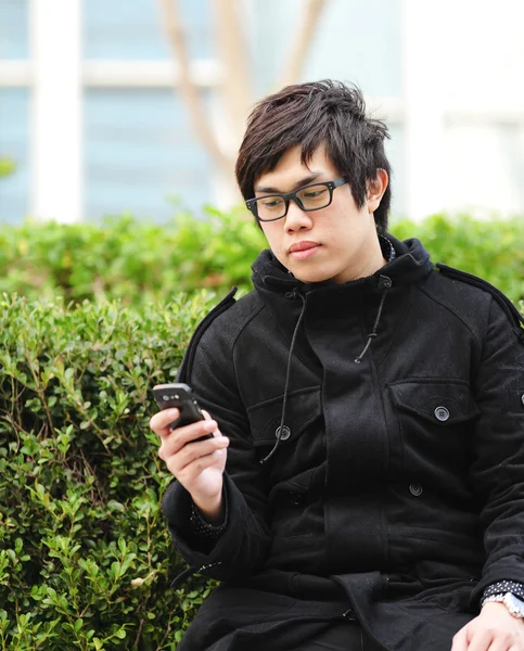 Man sms on cell phone — Stock Photo, Image