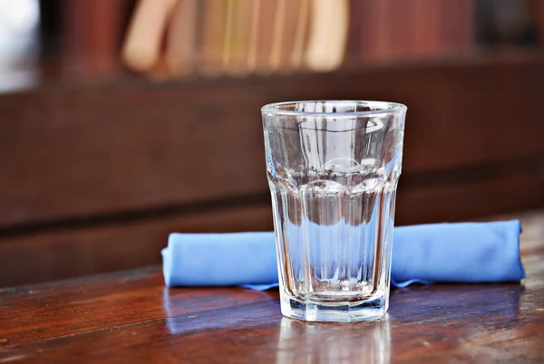 Glas op een tafel in een restaurant — Stockfoto