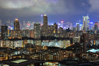 Gece vakti Hong Kong şehir merkezinde.