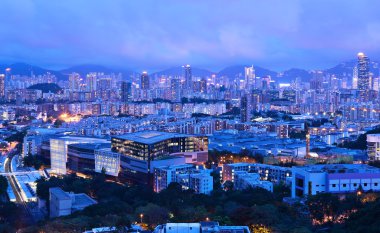 Gece vakti Hong Kong şehir merkezinde.