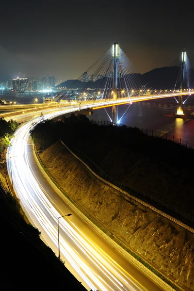 Snelweg en de ting kau-brug bij nacht — Stockfoto