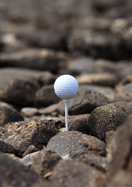 Golfball auf den Felsen — Stockfoto
