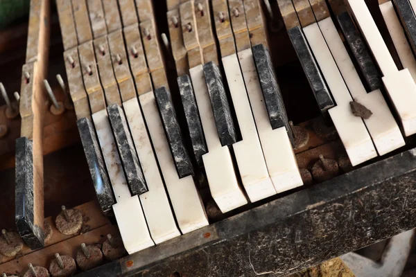 깨진된 피아노 키 — 스톡 사진