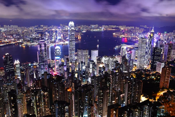 Wolkenkrabber nachts in hong kong — Stockfoto