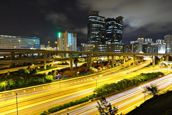 Трафик в городе ночью — стоковое фото