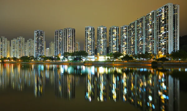 Государственное жилье Гонконга и река — стоковое фото