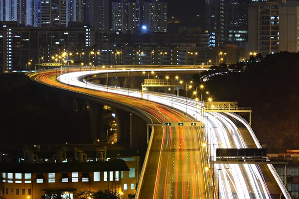 Autostrada in città di notte — Foto Stock