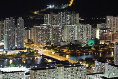 Gece apartman binası.