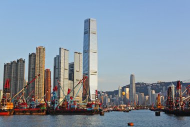 Hong kong limanı ile çalışan gemi