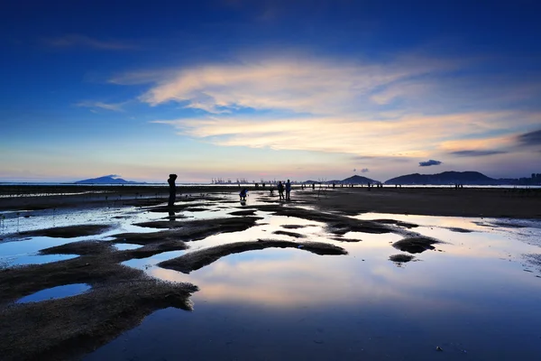 Pláž a moře při západu slunce v pak nai, hong kong — Stock fotografie
