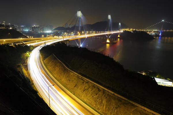 在晚上的公路和汀九桥 — 图库照片