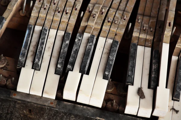 Broken piano keys — Stock Photo, Image