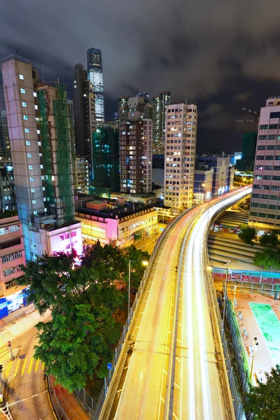 Cidade moderna e rodovia à noite — Fotografia de Stock