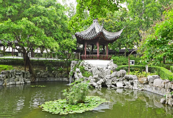 Jardim chinês com piscina e pavilhão — Fotografia de Stock