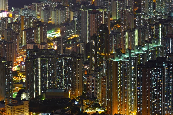 Appartementencomplex 's nachts — Stockfoto