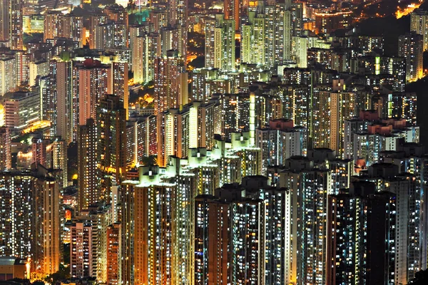 Mehrfamilienhaus bei Nacht — Stockfoto