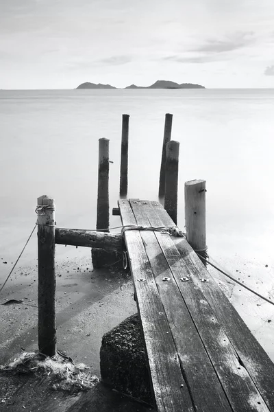 Pier gaan in zee, zwart-wit — Stockfoto