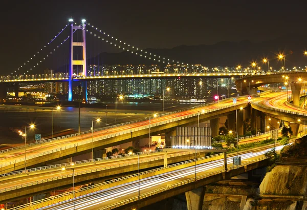 Autobahn und Brücke in der Nacht — Stockfoto