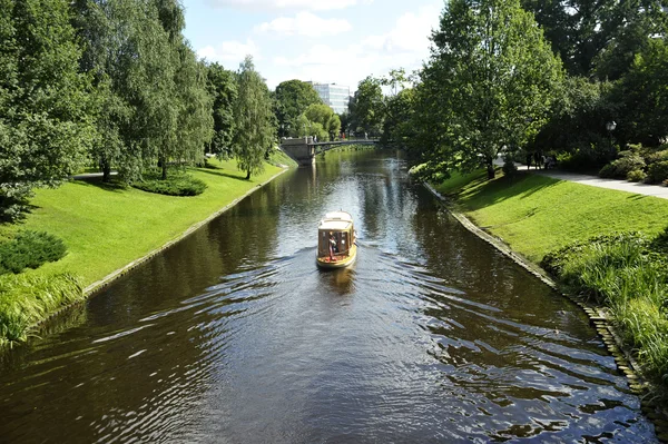 Пешеходная лодка на городском канале в Риге (Латвия) ) — стоковое фото