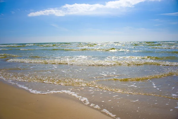 Mořské vlny na pobřeží Rižského zálivu — Stock fotografie