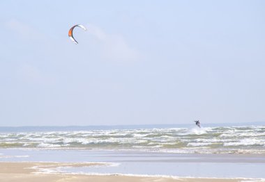 Jurmala (Letonya). Paraşütle sörf yapmak.