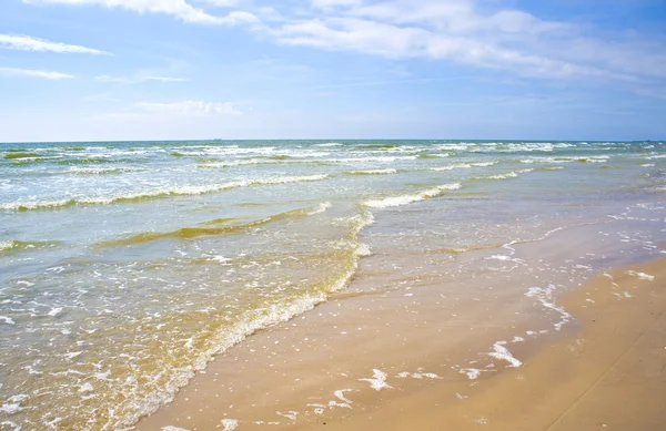 Jurmala Körfezi sahilinde dalgalar deniz — Stok fotoğraf