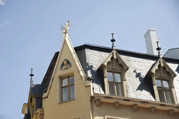 Riga. arkitektoniska prydnader på tak av hus. — Stockfoto