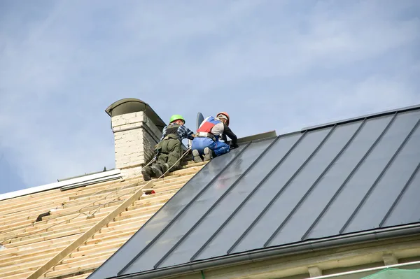 Trabalho de roofers em um telhado de casa Imagens De Bancos De Imagens Sem Royalties