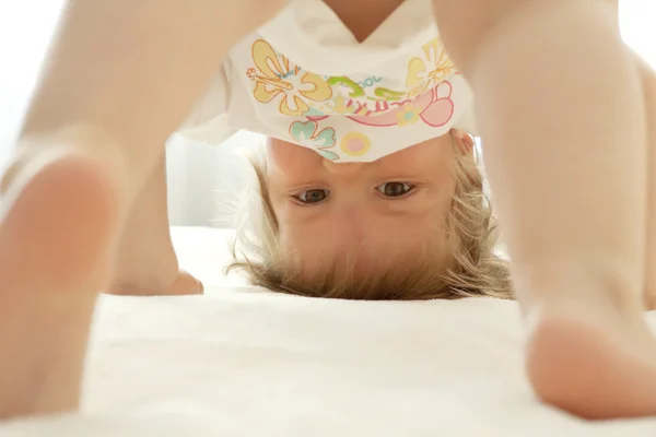 Dítě na hlavě — Stock fotografie