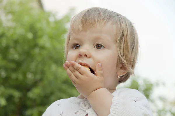 A criança come uma torta — Fotografia de Stock