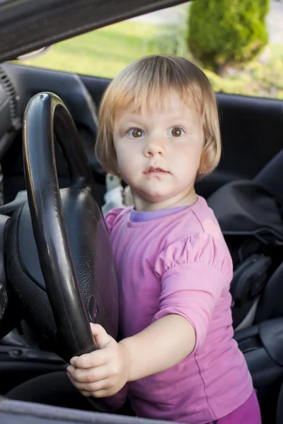 Il bambino al volante l'auto — Foto Stock
