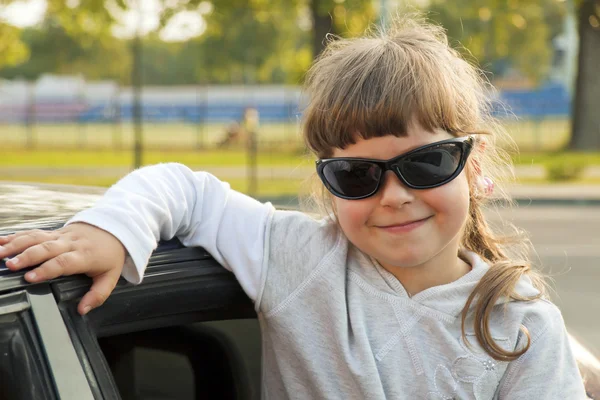 Flickan i solglasögon — Stockfoto