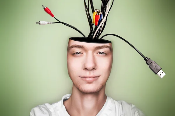Концептуальный образ открытого человека, с кабелями из головы — стоковое фото
