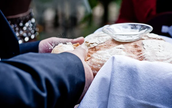 stock image Hand breaks bread